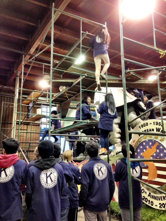Kiwanis kids volunteering at the Rosemont Pavilion building Rose Parade Floats