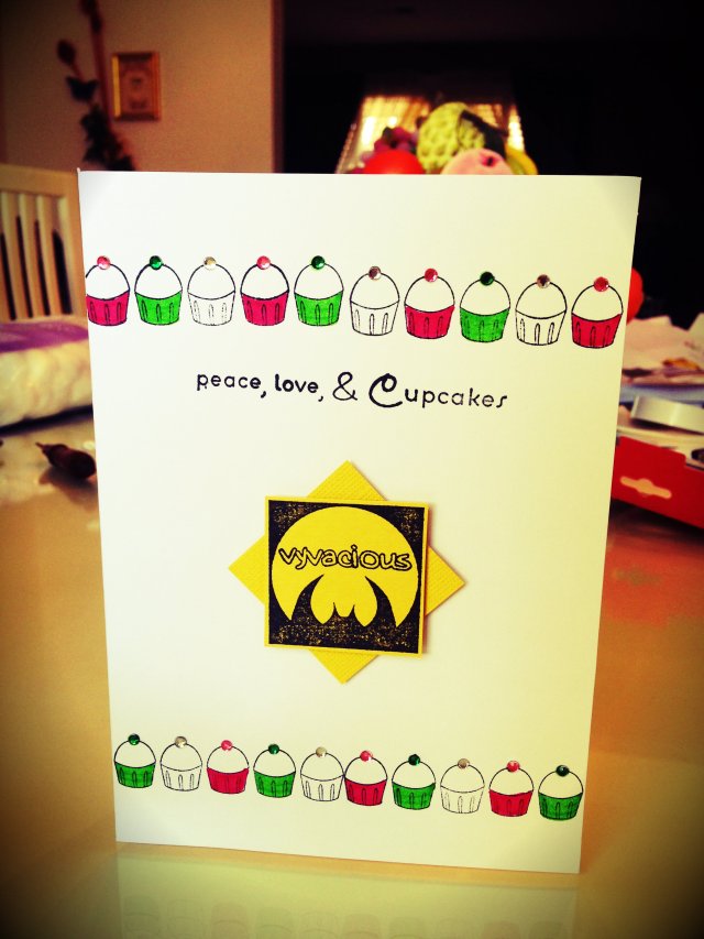 Vyvacious || Holiday Cupcake Card